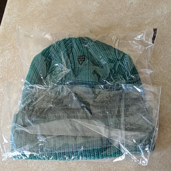 NWT Supreme Loose Gauge Teal Beanie - Picture 3 of 4